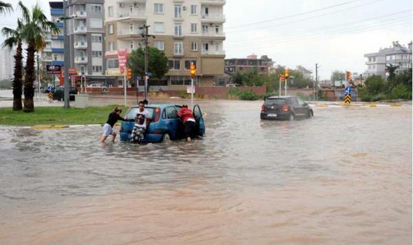 Yurdu etkisi altna alan iddetli ya baz illerde hayat fel etti. Yollar kapand, vatandalar evlerinde mahsur kald.    <p><b>Trkiye</b></p>