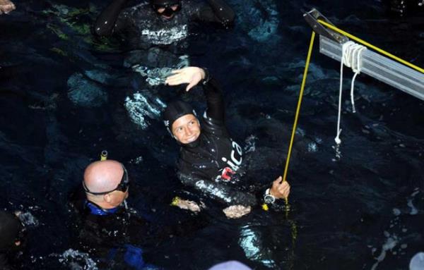 Milli sporcu Derya Can, Ka ilesinde gerekletirdii 'Deiken arlk ip destekli paletsiz derin dal' dnya rekoru denemesinde 70 metreye dald.  Rekor denemesine Dnya Sualt Sporlar Federasyonu (CMAS) gzlemcileri nezaretinde saat 18.15'te balayan ve 'Deiken arlk ip destekli paletsiz derin dal' yapan Can, 70 metreye 61 saniyede ulat.   Su altnda 1 dakika 55 saniye kalan Can, daha nce ODT Sualt Sporlar Kulb sporcusu ahika Ercmen'e ait olan 61 metrelik rekoru krm oldu.    <p><b>Trkiye</b></p>