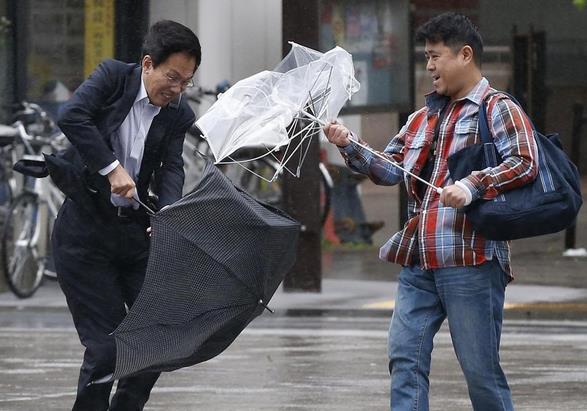 Japonya'nn dou kylarn etkisi altna alan 'Wipha tayfunu' iddetini bakent Tokyo'da da hissettirdi. Tren ve uak seferleri iptal edilince binlerce kii havaalan ve istasyonlarda mahsur kald. Hz saatte 180 kilometreye ulaan rzgar ve yamur lkenin dou kylarnda hayat fel etti.     <p><b>Japonya</b></p>