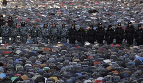 Dnya'nn farkl yerlerinde yaayan mslmanlar Sal gn sabah bayram namazlarn klmak zere bulutu. Katlmn youn olduu Rusya'nn bakenti Moskova'da ise bayram namaz geni gvenlik nlemleri altnda klnd.    <p><b>Rusya</b></p>