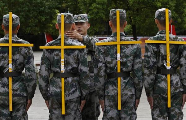 in Halk Kurtulu Ordusu'na yeni katlan askerler, vcutlarnn durularn dzeltmeye ynelik bir eitimden geiyorlar.    <p><b>in</b></p>