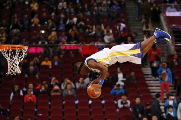 "Flying Dubs" isimli akrobasi takmnn bir yesi Golden State Warriors ve Los Angeles Lakers basketbol takmlar arasnda oynanacak NBA global ma ncesinde performansn sergiliyor.     <p><b>in</b></p>