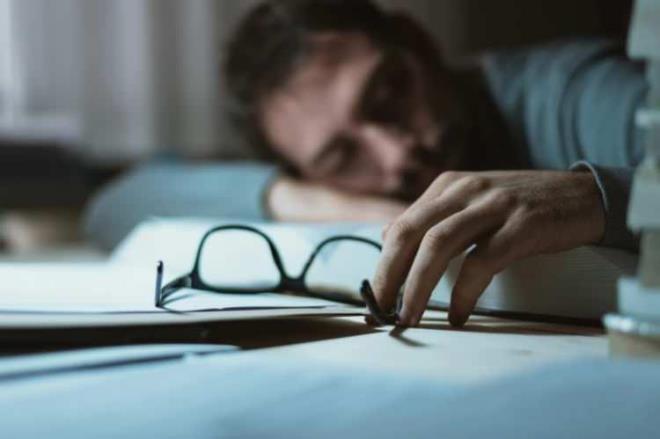 �ftarda a��r� ya�l� ve b�y�k porsiyonlar t�ketmek ise uykuyu resmen <strong>"zehir"</strong> ediyor. M�ft�o�lu, v�cudun dinlenmek yerine sindirim mesaisi yapt���n� vurguluyor. Ayn� zamanda sahurda i�ilen koyu �ay ve kahvenin de uykuyu b�ld���n�, sabah tekrar uyumay� zorla�t�rd���n� belirtiyor