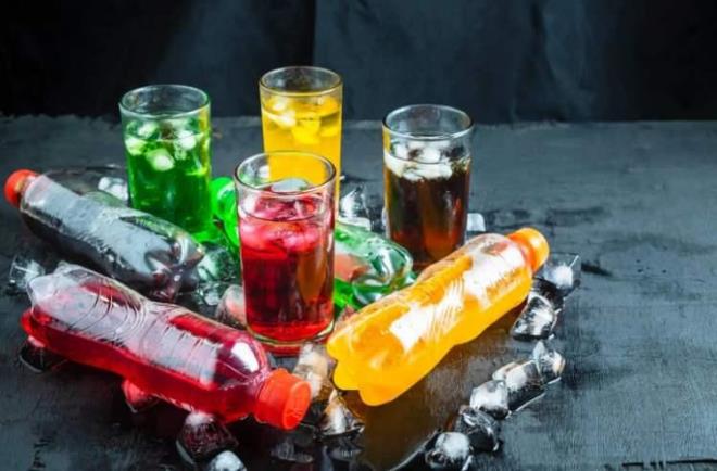 <strong>8- AS�TL� VE �EKERL� ��ECEKLER&nbsp;</strong><br>  �ftar� gazl� ve �ekerli i�eceklerle a�mak, mideyi l�zumsuz yere �i�irir. �stelik kan �ekerini z�plat�p bedene sadece "bo� kalori" y�kler.