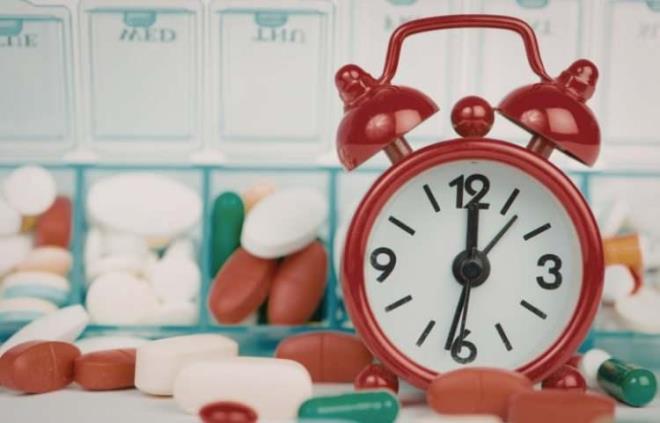 <strong>10- �LA� SAATLER�YLE OYNAMAK&nbsp;</strong><br>  Kronik bir hastal���n�z varsa, doktorunuza dan��madan "Ben bu ilac� sahurda yutar�m" diyerek saatleri de�i�tirmek b�y�k bir risktir. D�zen asla hekim onay� olmadan bozulmamal�d�r.