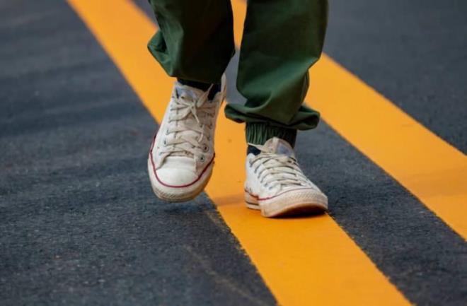 Egzersiz i�in en uygun zaman da merak ediliyor. Uzmanlara g�re <strong>iftardan 45-60 dakika �nce</strong> yap�lacak hafif y�r�y��lerin veya <strong>iftardan 1,5-2 saat sonraki </strong>orta �iddetteki antrenmanlar�n en g�venli zaman dilimleri. Uzmanlar, sabah saatlerine denk gelen sahur sonras� egzersiz yapmak isteyenleri ise uyar�yor. Sahurdan hemen sonra spor yap�lmas�, uyku kalitesini bozdu�u ve kortizol� y�kseltti�i i�in kesinlikle �nerilmiyor.