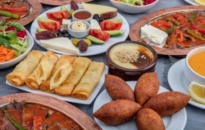 1- �FTARA "H�CUM ETMEK"<br>  B�t�n g�n dinlenen mideye bir anda y�ksek kaloriyle sald�rmak, bedende adeta bir "ins�lin patlamas�" yarat�r. Sonu� mu? Hem yorulan, isyan eden bir mide hem de g�bekte depolanan yepyeni ya�lar!