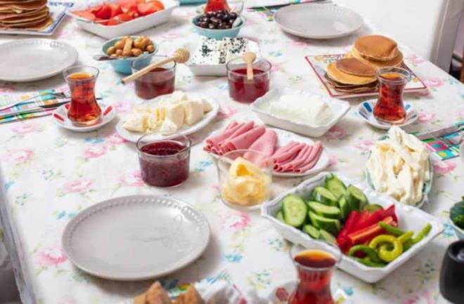 <strong>4- SAHURU ES GE�MEK<br>  "Uykumu b�lmeyeyim" </strong>deyip sahuru atlamak, metabolizmaya yap�labilecek en b�y�k eziyettir. G�n boyu s�ren ba� a�r�s�, tansiyon d���kl���, kas erimesi ve kan �ekeri krizleri sahur yapmayanlar�n de�i�mez kaderidir.