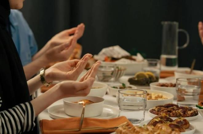 <p><strong>OSMAN M�FT�O�LU'NUN ��ARET ETT��� 10 HATA!</strong></p>    <p>B�t�n g�n sab�rla dinlendirdi�imiz sistemimize iftarda aniden y�klenmek ve sahurda hatal� se�imler yapmak, o �ok bekledi�imiz h�cresel ar�nmay� an�nda sabote etti�ine dikkat �eken M�ft�o�lu, Ramazan boyunca sa�l���m�z� gizlice mahveden hatalar� �u �ekilde s�ral�yor:</p>