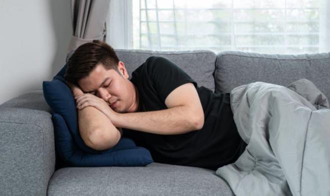 <strong>7 "ORU�LUYUM" DEY�P HAREKETS�Z KALMAK&nbsp;</strong><br>  Egzersizi tamamen s�f�rlamak kas kayb�n� h�zland�r�r. "Nas�l olsa a��m" demeyin; iftar sonras� hafif tempolu y�r�y��ler ve k�sa diren� egzersizleri metabolizman�z�n paslanmas�n� �nler.