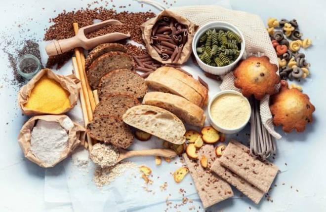 2- KARBONH�DRAT VE TATLI TUZAKLARI&nbsp;<br>  Beyaz ekmek, pirin� pilav� ve �erbetli tatl� ��l�s�, kan �ekerini asans�r gibi h�zla yukar� �eker. Ard�ndan gelen o ani ve sert d���� ise sizi halsiz b�rak�r, bitmek bilmeyen bir a�l�k hissi olu�turur.&nbsp;