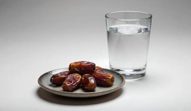 <strong>5- SUYUN HAKKINI VERMEMEK�</strong><br>  �ftar ile sahur aras�na o hayati suyu yeterince s�k��t�rmazsan�z, v�cut kurur (dehidrasyon). Unutmay�n; nedensiz ba� a�r�lar�n�n, kab�zl���n ve tansiyon oynamalar�n�n ard�nda genellikle susuzluk yatar.