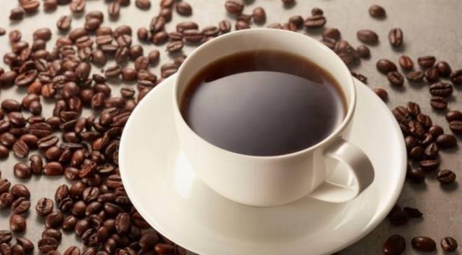 <p><span><strong>KAFE�NL� ��ECEKLER</strong></span></p>    <p><strong>Kahve ve gazl� i�ecekler, idrar s�kt�r�c� etki g�stererek v�cuttan su kayb�na neden olabilir ve g�n boyu rahats�z hissetmenize neden olur. Bundan dolay� �ay, bitki �ay� ya da su t�ketmenizi tavsiye ederiz.</strong></p>