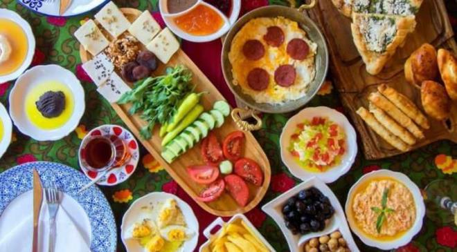 Ramazan ay�n�n geli�iyle sahur sofralar� g�n boyu s�recek enerjinin anahtar� oluyor. Ancak sahurda yenilen baz� yiyecekler, g�n boyu susuz ve yorgun hissetmenize neden olabilir. ��te, sahur sofralar�nda yer almamas� gereken o besinler...