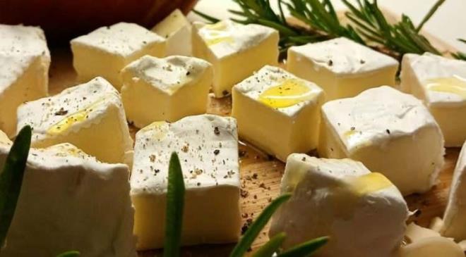 <p><span><strong>TUZLU Y�YECEKLER</strong></span></p>    <p><strong>V�cuttaki s�v� oran�n� azaltan besinlerin ba��nda tuzlu yiyecekler geliyor. �zellikle t�k�r�k bezlerinin yava� �al��mas�na neden olan tuzlu g�dalar, sahur sofralar�nda yer almamal�.&nbsp;</strong></p>