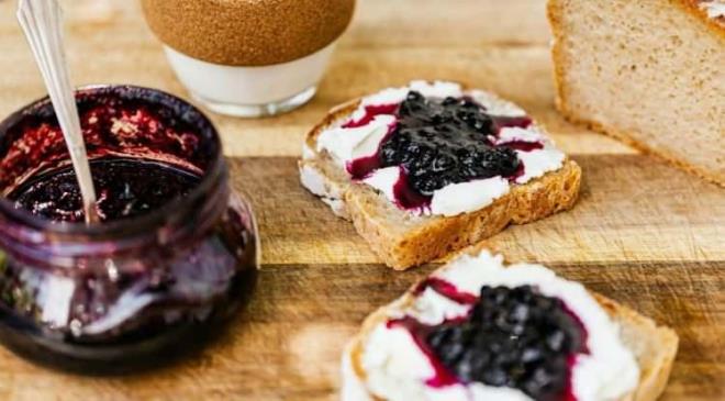 <p><span><strong>�EKERL� GIDALAR</strong></span></p>    <p><strong>Kan �ekerini aniden y�kseltip ve aniden d��mesine neden olan �ekerli g�dalar, hem ac�kman�za neden olur hem de susuzluk sorununu beraberinde getirebilir. Bu g�dalar�n ba��nda re�el, bal, kek, kurabiye, tatl�, �ikolata yer al�yor.</strong></p>