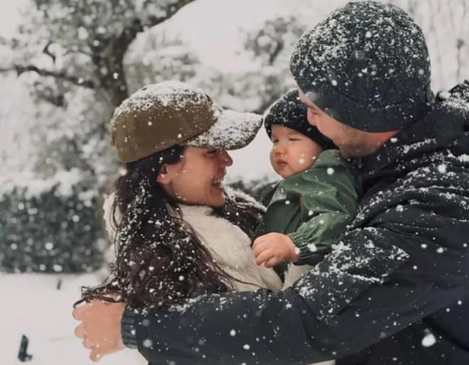 Bir s�redir ekranlardan uzak bir ya�am s�ren ve o�ullar�yla ilgilenen �nl� �iftten Kaan Y�ld�r�m, zaman zaman o�luyla verdi�i pozlara yenisini ekledi. 39 ya��ndaki �nl� oyuncu, minik Fikret Hakan'la objektif kar��s�na ge�ti.&nbsp;