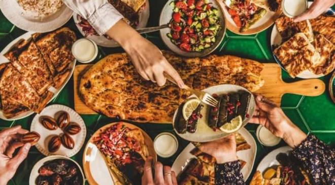 Ramazan ay�nda g�nl�k beslenme tarzlar�ndaki de�i�im ve g�nl�k ���n say�s�ndaki azalma metabolizman�n yava�lamas�na neden oluyor. Oru�luyken ideal kilo dengesini korumak ve sa�l�kl� kalmak i�in baz� �nemli noktalara dikkat etmek gerekiyor. Peki ramazan ay�n� sa�l�kl� bir �ekilde ge�irmenin yollar� nelerdir?