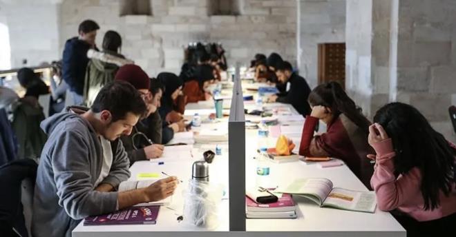 <p>Bu ��rencilere bir yar�y�l uzakla�t�rma verilmesi �ng�r�l�yor.</p><p>&nbsp;</p><p>Ba�kas� ad�na tez ve makale yazanlar ile bu �ekilde �retilen materyalleri kullananlar hakk�nda cezai yapt�r�m d���n�l�yor.</p><p>&nbsp;</p><p>Bu ki�ilerin �nvanlar�n�n geri al�nmas� ve meslekten ��kart�lmalar� g�ndemde.</p>