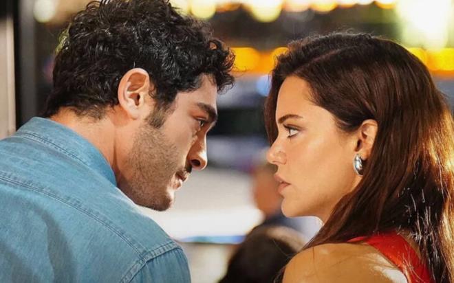 NOW ekranlar�nda pazar ak�amlar� izleyiciyle bulu�an Ay Yap�m imzal� Sahtekarlar dizisi i�in final karar� verildi. Burak Deniz ve Hilal Alt�nbilek'i bulu�turan yap�m, d��en reytingler nedeniyle ekran yolculu�unu noktal�yor.