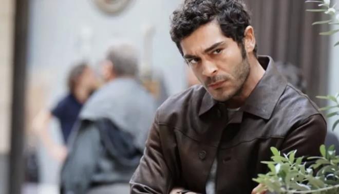 REYT�NGLER D�Z�N�N SONUNU GET�RD�<br>Sezon ba��ndan bu yana pazar ak�amlar� yay�nlanan dizi, son haftalarda beklenen izlenme oranlar�na ula�amad�. Kanal y�netimi ve yap�m �irketi, reyting performans�n� de�erlendirerek final karar� ald�. B�ylece Sahtekarlar, 22. b�l�m�yle ekran maceras�n� tamamlayacak.