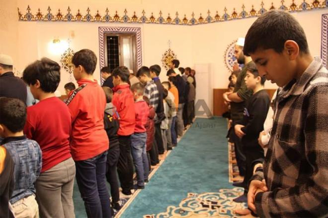 �ftar ile yats� aras�ndaki s�renin k�sa olmas� nedeniyle ebeveynler namaza yeti�ebilmek i�in acele edebilirler. �ocuklar�n�n camide huzursuzluk ��karabilece�ini d���nd�kleri i�in onlar� kom�uya b�rakmay� tercih edebilirler. Peki �ocuklar teravih namaz�na g�t�r�lmeli mi? Ebeveynler nas�l bir tutum sergilemelidir?