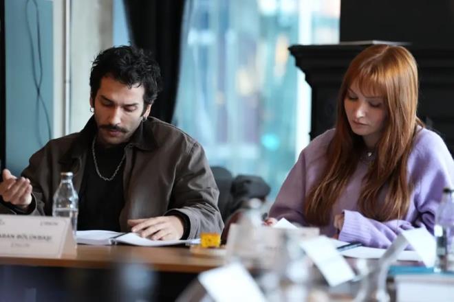 <h2 class="text-size-20 md:text-size-24 px-2.5 mt-2 text-black font-bold pt-2">OYUNCU KADROSUNDA K�MLER VAR?</h2><div class="text-size-18 md:text-size-20 p-3 pb-1 font-medium text-black ck ck-content break-words leading-normal"><p>"�irkin" dizisinin kadrosunda; �a�lar Ertu�rul, Derya P�nar Ak, Ba�ak G�m�lcinelio�lu, Olgun Toker, Baran B�l�kba��, Cahit G�k, G�zde Kansu, Sema G�ltekin, Zeynep Eyl�l Ers�z, �zlem Kaya, Eren Demirba�, Buse Badurlar, Yusuf Nebio�lu, Berkay �ahino�lu, Ferhat Akg�n, �yk� Su Sakarya, Efe Poylu, Emre Akarsu, M�fit Aytekin, Mina �irin Korkmaz, Kadir Bertan, ve Nur S�rer ile �etin Tekindor yer al�yor.</p></div><h2 class="text-size-20 md:text-size-24 px-2.5 mt-2 text-black font-bold pt-2">OYUNCU KADROSUNDA K�MLER VAR?</h2><div class="text-size-18 md:text-size-20 p-3 pb-1 font-medium text-black ck ck-content break-words leading-normal"><p>"�irkin" dizisinin kadrosunda; �a�lar Ertu�rul, Derya P�nar Ak, Ba�ak G�m�lcinelio�lu, Olgun Toker, Baran B�l�kba��, Cahit G�k, G�zde Kansu, Sema G�ltekin, Zeynep Eyl�l Ers�z, �zlem Kaya, Eren Demirba�, Buse Badurlar, Yusuf Nebio�lu, Berkay �ahino�lu, Ferhat Akg�n, �yk� Su Sakarya, Efe Poylu, Emre Akarsu, M�fit Aytekin, Mina �irin Korkmaz, Kadir Bertan, ve Nur S�rer ile �etin Tekindor yer al�yor.</p></div>