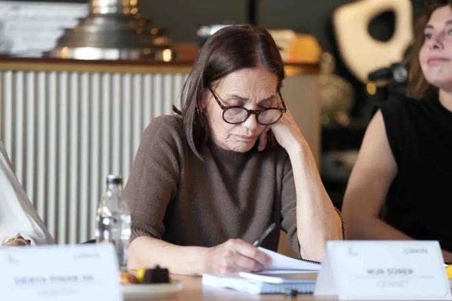 Gen� bir kad�n�n hayat m�cadelesini ve sars�c� bir a�k hikayesini izleyiciyle bulu�turmaya haz�rlanan "�irkin" dizisi �ok yak�nda Star'da