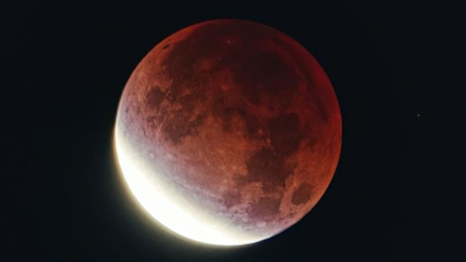 <p><strong>AY TUTULMASI NASIL MEYDANA GEL�R?</strong></p><p>Ay, D�nya'n�n etraf�nda dolan�rken D�nya da G�ne�'in y�r�ngesinde hareket eder. Zaman zaman bu ��l� ayn� do�rultuda s�ralan�r. Tam Ay Tutulmas�, D�nya'n�n G�ne� ile Ay'�n tam aras�na girmesiyle olu�ur.</p><p>Bu hizalanma s�ras�nda:</p><p>◾ D�nya, G�ne� ���nlar�n�n Ay'a ula�mas�n� engeller.<br> ◾ Ay, D�nya'n�n olu�turdu�u g�lge konisinin i�ine girer.<br> ◾ G�ne�'ten do�rudan ���k alamayan Ay kararmaya ba�lar.</p><p>Ay tutulmalar� yaln�zca dolunay evresinde ger�ekle�ir. E�er Ay'�n sadece bir k�sm� D�nya'n�n g�lgesine girerse bu durum k�smi tutulma olarak adland�r�l�r. 3 Mart 2026'daki g�ky�z� olay� ise tam tutulma �eklinde ya�anacak.</span></p>