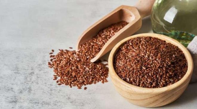 <strong>Y�ksek kalsiyum, protein ve probiyotik i�eri�iyle �n plana ��kan yo�urt, keten tohumunun y�ksek lif oran� birle�ti�inde, ba��rsaklardaki toksinleri bir s�p�rge gibi d��ar� atar.</strong>