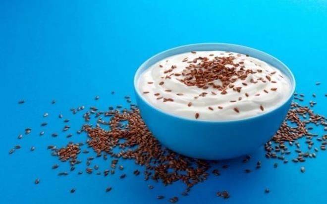 <strong>Neredeyse her mutfakta yer alan ancak �o�u zaman birer 'yan �r�n' olarak g�r�len baz� g�dalar, do�ru bir �ekilde bir araya geldi�inde �ifa deposuna d�n��ebiliyor. S�z konusu birle�imlerden biri olan keten tohumu ve yo�urt ikilisi de beden i�in e�siz faydalar sunuyor.</strong>