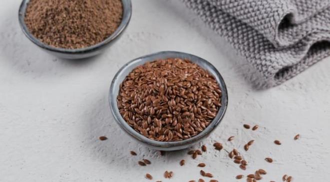 <strong>Sindirim sistemi i�in koruyucu bir etki sunan bu ikili, �zellikle kalp ve damar sa�l��� i�in de olmazsa olmaz etkiler bar�nd�r�yor. Keten tohumundaki Omega-3 ya� asitleri, damar �eperlerindeki kire�lenmenin �n�ne ge�er. Ayn� zamanda kan dola��m�n� h�zland�rarak kalbi rahatlat�r.</strong>