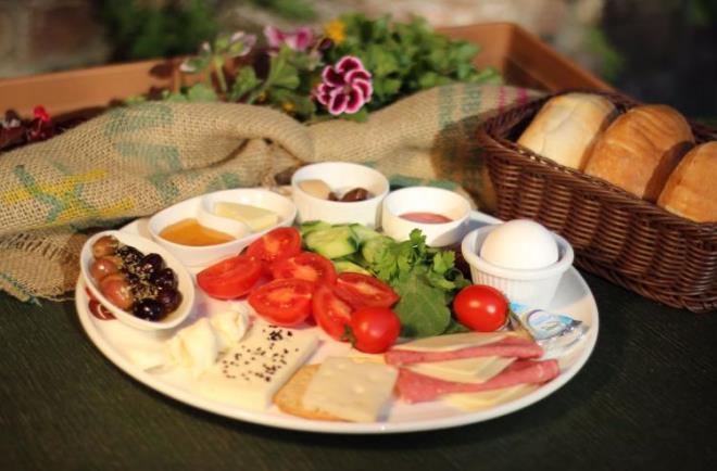 <strong>Ramazan ay�nda beslenirken sahur ���n� kahvalt�n�n yerini almas� gerekti�inin alt�n� �izen Diyetisyen Asl�han Kara, "Sahurda mutlaka proteinden zengin besinler ve tah�ll� ekmek gibi kompleks karbonhidratlar olmal�. Sahur ���n�nde 1 bardak kefir,1 yumurta, bir miktar tam ya�l� beyaz peynir, tam tah�ll� ekmek, koyu ye�il yaprakl� sebzeler (tere, roka gibi) ve bunlara ek olarak 1 orta boy taze mevsim meyvesi bulunabilir" dedi.</strong>