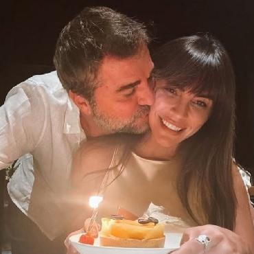 <span><strong>DUBA�'YE YERLE�M��LERD�</strong></span><strong>S�z konusu patlamalar sonras� ortal�k sava� alan�na d�nerken, bir s�re �nce �ocuklar� Emir Aras ve Alara'n�n e�itimi i�in Dubai'ye yerle�en Nesli�ah Alko�lar ve Engin Altan D�zyatan �iftinin son durumu merak edilmi�ti.&nbsp;</strong>