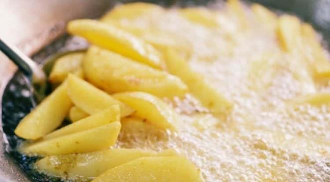 <p><span><strong>2. KIZARTILMI� GIDALAR</strong></span></p>    <p><strong>Doymu� ve trans ya� oran� y�ksek olan k�zartmalar, ba��rsak floras�n� do�rudan etkiliyor. Uzmanlar; patates, sosis ya da k�fte gibi g�dalar�n k�zartma yerine f�r�nlama y�ntemiyle servis edilmesinin sa�l�kl� bir se�enek olu�turdu�una i�aret ediyor.</strong></p>