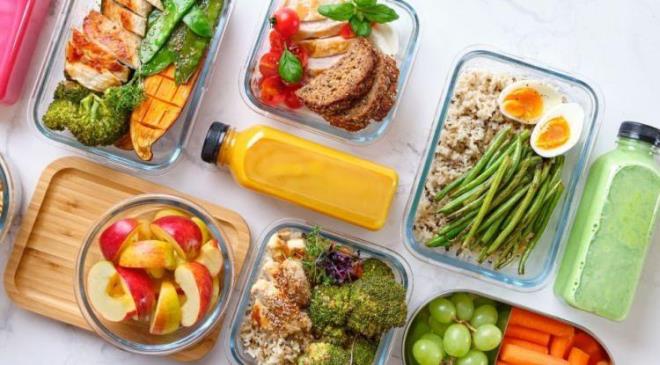 <strong>Bu noktada uzmanlar, haftada en az 30 farkl� sebze ve meyve t�ketilmesini, y�ksek lifli g�dalara ve Akdeniz tipi beslenmeye a��rl�k verilmesini �neriyor. Ancak baz� g�dalar ba��rsak sa�l��� i�in ciddi risk olu�turuyor.&nbsp;</strong>