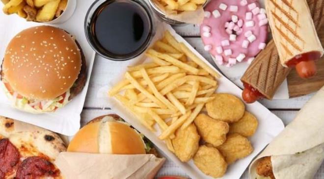 ��te, ba��rsak sa�l��� i�in t�ketilmemesi gereken besinler...<br><p><span><strong>1. ULTRA ��LENM�� GIDALAR</strong></span></p>    <p><strong>Yapay tatland�r�c�, aroma art�r�c� ve katk� maddeleri i�eren ultra i�lenmi� g�dalar, ba��rsak sa�l��� i�in ciddi risk olu�turuyor.</strong></p>  <strong>Bu t�r g�dalar, bir�ok sa�l�k sorununa neden olabilece�i gibi uzmanlar tamamen yasaklamak yerine "%80 sa�l�kl�, %20 esnek" kural�na uygun bir beslenme �eklinin uygun olabilece�ini vurguluyor.</strong>