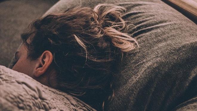 <p><strong>B�YOLOJ�K SAAT VE SOSYAL SAAT ARASINDAK� �ATI�MA</strong></p><p>Ki�inin do�al ritmi ile sosyal zorunluluklar� aras�ndaki fark <strong>"sosyal jetlag"</strong>olarak tan�mlan�yor. Hafta i�i erken kalk�p hafta sonu ge� saatlere kadar uyumak bu fark�n en somut �rne�i.</p><p>Ara�t�rmalar sosyal jetlag ile d���k akademik performans ve genel iyi olu� halinin zay�flamas� aras�nda ili�ki bulundu�unu g�steriyor. Ayr�ca diyabet, y�ksek tansiyon ve obezite gibi hastal�k riskleriyle de ba�lant� kurulmu� durumda. �zellikle gece tipleri i�in zorunlu erken uyan��, bu uyumsuzlu�u derinle�tirebiliyor.</p><p>Sabah tiplerinin kariyerde daha avantajl� g�r�nd���ne dair bulgular da var. Ancak uzmanlara g�re bu durum, erken kalkman�n sihirli etkisinden �ok, modern toplumun erken saatlere g�re organize edilmi� olmas�ndan kaynaklan�yor. Sistemle biyolojisi uyumlu olan bireyler do�al olarak daha az zorlan�yor.</p>