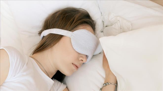 <p><strong>B�YOLOJ�K SAAT�N�Z K�ML���N�Z KADAR �ZG�N</strong></p><p><strong>Sciencealert'te yer alan habere g�re,</strong>belirleyici unsur <strong>"kronotip"</strong>. Yani ki�inin do�al olarak ne zaman uyan�k, ne zaman uykulu hissetti�ini belirleyen biyolojik e�ilim. Ara�t�rmalar, uyku zamanlamas�n�n k�smen genetik temelli oldu�unu ve kronotipin kal�tsal �zellikler ta��d���n� g�steriyor.</p><p>�stelik kronotip ya�am boyu sabit de�il. Ergenlik d�neminde bireyler daha ge� saatlere kayma e�ilimindeyken, ya� ilerledik�e uyku-uyan�kl�k d�ng�s� erkene kayabiliyor. �o�u insan ise u�larda de�il; ne tam<strong>"sabah insan�"</strong> ne de tam <strong>"gece ku�u".</strong></p><p>Sabah tipi bireyler erken uyan�yor ve k�sa s�rede zihinsel olarak a��l�yor. Hafta sonlar� bile alarm kurmadan erken kalkabiliyorlar. Gece tipi bireyler ise g�n�n ilerleyen saatlerinde daha enerjik ve �retken oluyor; zihinsel performanslar� �o�u zaman ak�am zirve yap�yor.</p>