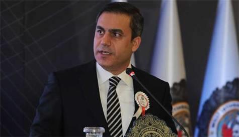 <p>Peki bu yazlarn muhatab olan Hakan Fidan kimdir, hayat yks nedir?</p>  <p>Gazeteci Ferhat nl, Sabah Gazetesindeki yazsnda MT Mstear Hakan Fidan' u ekilde anlatyor.</p>  <p>Hakan Fidan 1968 ylnda Ankara'da dnyaya geldi. Denizli'de bir yerel gazete, Babakan Recep Tayyip Erdoan'n "Sr kpm" dedii baarl bir st brokratla hemeriliin kente karizma salayacan dndnden olsa gerek, "Hakan Fidan hemerimizdir. retmen olan babas Devlet Fidan, 1972-75 arasnda Gazi lkretim Okulu Mdryd" diye yazd. Bu bilginin yanl olduunu, Fidan'n aslen Denizlili olmadn sylemekle yetinelim ve bir zel bilgi verelim:</p>