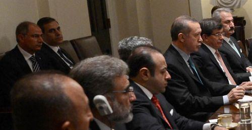 <P>Tezin temel argmanlarndan biri baarl bir d politika iin gl istihbaratn zaruri olduu, ki bu da itirazsz kabul grecek bir argman. Fidan, tezinde "yi istihbarat, her zaman iyi d politikay garanti etmez, ama kt istihbarat yanl politika dourur" diyor.</P>  <P>Fidan, tezinin giri blmnde Souk Sava'n hkm srd yllarda Trkiye'nin d politika konseptini "Souk Sava dneminde Trkiye, dahili gelimelere odaklanyordu ve bu yzden d istihbarat toplama ihtiyac duymad. Bunun yerine NATO mttefiklerinden gelen istihbarata baml kald" eklinde iki cmleyle zetliyor</P>