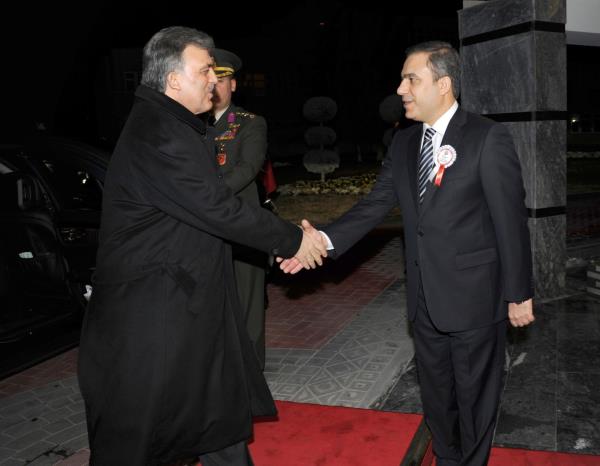 <P>Dn de, Trkiye kamuoyunca 'one minute' hadisesinde, Babakan Erdoan'n srarla szn kesmeye almasyla hatrlanan David Ignatius, Washington Post'da bir makale yaymlad. Uluslararas bir gazetede kmam olsa ciddiye alnmas zor bir yazyd bu. Zira 'bilgili kaynaklar'a dayandrlan bir haber, 'yle syleniyor' eklinde bir dedikodu metni sz konusuydu.</P>  <P>Bir tane dorulatlabilen kaynak ismi gemezken, yaz MT'in ran istihbaratna, srail'e alan 10 ranl ajan ele verdii iddiasn gerek olarak sunuyordu. Ayrca Suriye'de Esed kart politikann mimarlarndan olan Fidan'n, nasl oluyorsa ayn zamanda Esed'in bir numaral destekisi olan ran'n tarafnda olduuna inanmamz bekliyordu.</P>