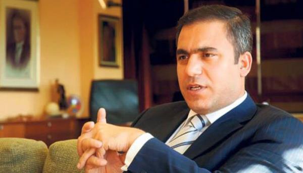 <P>Hakan Fidan, Ankara'nn Ulus semtinde air Mehmet kif Ersoy'un, stiklal Mar'n yazd mekn olan Taceddin Dergah'na yakn bir evde byd. Dergah, imdilerde Mehmet kif Ersoy Mzesi olarak anlyor. Metnin balnda "Yeni devletin sr kp" olarak nitelendirdiimiz Hakan Fidan'n Trkiye Cumhuriyeti devletinin marnn yazld evin yaknlarnda bym olmas manidar.</P>