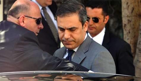 <P>MT Mstear'nn, yine Ankara'da geen ilkokul, ortaokul ve lise yllarndan sonraki yaam yks ise ksaca yle: Hakan Fidan 1986 ylnda, henz 18 yanda iken astsubay olarak Trk Silahl Kuvvetleri'ne (TSK) girdi. D Politika ve stihbarat'la ilgili yksek lisans tezini yazd 1999 senesinde halen orduda grev yapyordu. stihbarat meseleleriyle bilimsel olarak o dnemde ilgilendii dnldnde bugn, ilgi ve uzmanlk alanna uygun bir kariyere ulat daha iyi anlalr.</P>  <P>Astsubaylktan gelme bir eski ordu mensubunun, askerin gemiteki arlndan tr generaller tarafndan ynetilmi MT'in bana getirilmesinin snfsal bir anlam da var.</P>