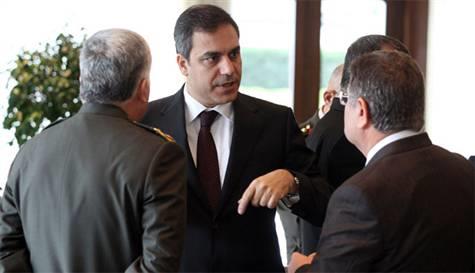 <P><B>MT' NASIL YNETECEN YILLAR NCE YAZDI</B></P>  <P>Hakan Fidan'n, MT'i imdilerde nasl ynettiini ve gelecekte de nasl ynetmek istediini anlamak iin yllar nce yazd yksek lisans tezine bakmak yeterli. Bu teze gre Trk istihbarat sistemi, parlamenter ngiliz sistemiyle totaliter Sovyet sisteminin bir bileimi. Yeni sistemde Trkiye, ABD ve ngiliz modeline biraz daha yaklaacak. Ancak Trkiye'de d gvenliin her zaman bir i boyutu da olduu iin imdilik i ve d istihbarat iki ayr tekilat tarafndan deil, MT bnyesindeki ayr birimler tarafndan yrtlyor.</P>