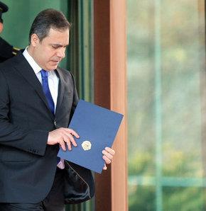 <P>Hakan Fidan, hem Cumhurbakan Abdullah Gl'n, hem de Babakan Recep Tayyip Erdoan'n takdirini kazanm bir brokrat. 2007'de Babakanlk Mstear Yardmcl grevine getirilen Fidan, 2008'de Uluslararas Atom Enerjisi Kurumu Ynetim Kurulu yeliine atand. Yine ayn yl Uluslararas Ahmet Yesevi niversitesi mtevelli heyeti yesi oldu.</P>