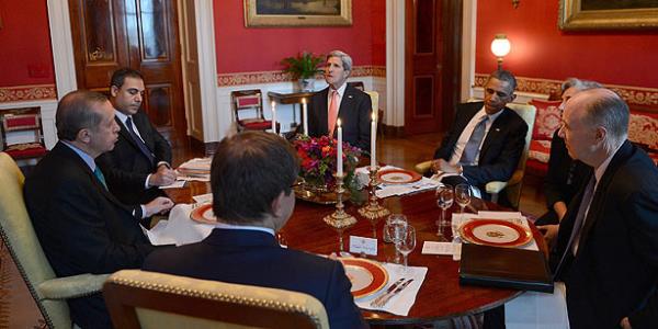 <P>Fidan'n tezine gre, aktif d politika izlemeye balayan bir Trkiye'nin daha etkin bir haber alma ana sahip olmas gerekecekti -ki bu ngr- tezin 1999 senesinde yazld hesaba katlrsa ok deil, birka yl sonrasndan itibaren gereklemeye balad. Tezde istihbarat sistemini kurarken rejimin yapsnn byk nem tadna dikkat ekiliyor ve Trkiye'nin rejiminin "parlamenter demokrasi" olduu dnlrse Bat lkelerinin istihbarat mantalitesine yakn bir anlayn Trkiye'de de yerletirilmesi gerektii belirtiliyor. Buradan, szgelimi totaliter eski Sovyet istihbarat modeli ya da yabanc lkelerde suikastlar gerekletiren srail'in Mossad' tarz bir yaplanmann Trkiye'ye uymayacan karmak mmkn. Bununla birlikte Fidan, eski Trk istihbarat yaplanmasn ngiliz ve Sovyet sistemlerinin bir karm olarak nitelendiriyor. Tezin sonu ve neriler blmnde de Hakan Fidan, Trkiye'nin gl bir d istihbarat yaplanmasna ihtiya duyduunu anlatyor.</P>