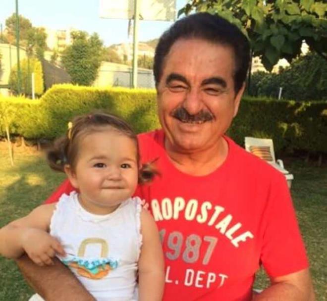 <span><strong>TATLISES'�N ALTIN UFA�I BOYUNA YET��T�</strong></span><strong>�nl� t�rk�c� �brahim Tatl�ses'in 'Alt�n ufa��m' diyerek sevdi�i minik k�z� Elif Ada art�k b�y�d�.</strong>