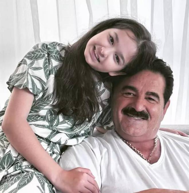 <span><strong>BOYU 1.80'� GE�T�</strong></span>  <strong>Tatl�ses'in g�ndem olmas�ndaki en b�y�k etken ise annesi Ay�eg�l Y�ld�z'�n yapt��� payla��m�n alt�na yazd��� <span style="color:#800080"><em>"</em></span></strong><span style="color:#800080"><strong><em>Boy 1:80. 12 ya��nda beni ge�ti."</em></strong></span><strong><span style="color:#800080"> </span>a��klamas� oldu.</strong>