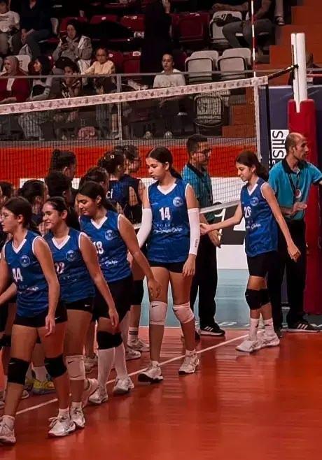 <span><strong>"ALLAH NAZARLARDAN KORUSUN"</strong></span><strong>Hen�z 12 ya��nda olmas�na ra�men 1.80 boya ula�an Elif Ada Tatl�ses'in bu g�r�nt�lerinin alt�na �ok say�da "Ma�allah, Allah nazarlardan saklas�n." yorumlar� yap�ld�.</strong>